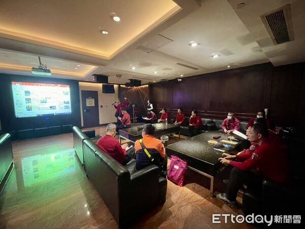 ▲台南市消防七大隊進入錢櫃KTV大樓實施高樓層火災踏勘，熟悉動線與防災設備。（記者林東良翻攝，下同）