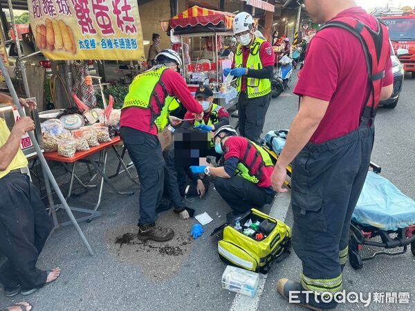 ▲男子被寵物蟒勒到跌倒濺血。（圖／記者陳崑福翻攝）