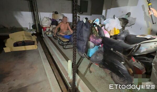 ▲▼女賣高雄屋驚見男子「寄居」機械車位　地下躺椅雅房曝！。（圖／記者吳奕靖翻攝）