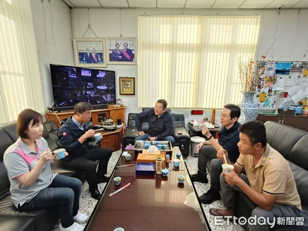 ▲為振興吳郭魚(台灣鯛)市場，高雄區漁會偕同海洋局赴雲林採購挺產業。（圖／記者賴文萱翻攝）