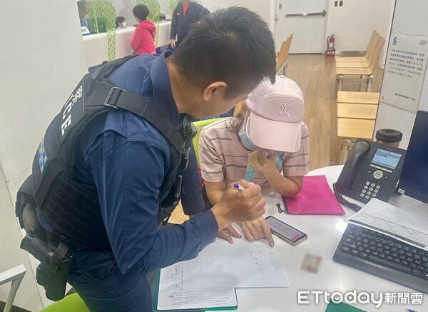 ▲員警舉出實際案例，說明高獲利零風險為典型投資型詐騙。（圖／龍潭警分局提供）