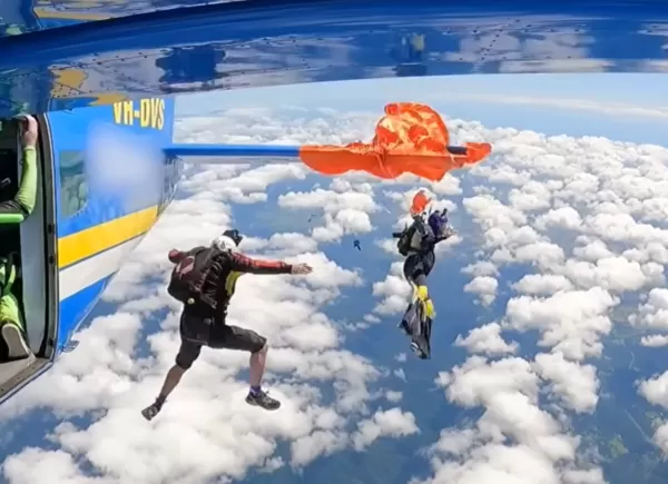 ▲▼跳傘員在準備離機時，降落傘突然提前開啟並勾住飛機尾翼，整個人被懸掛在離地約1.5萬英尺（約4500公尺）的高空 。（圖／翻攝自ATSB）