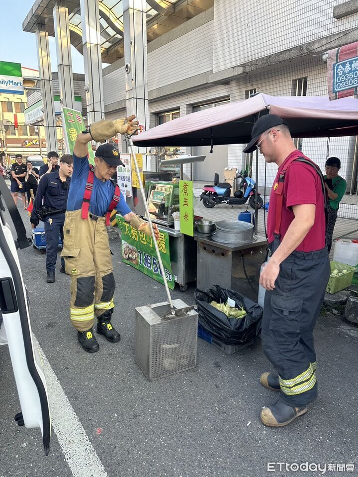 ▲男子被寵物蟒勒到跌倒濺血。（圖／記者陳崑福翻攝）