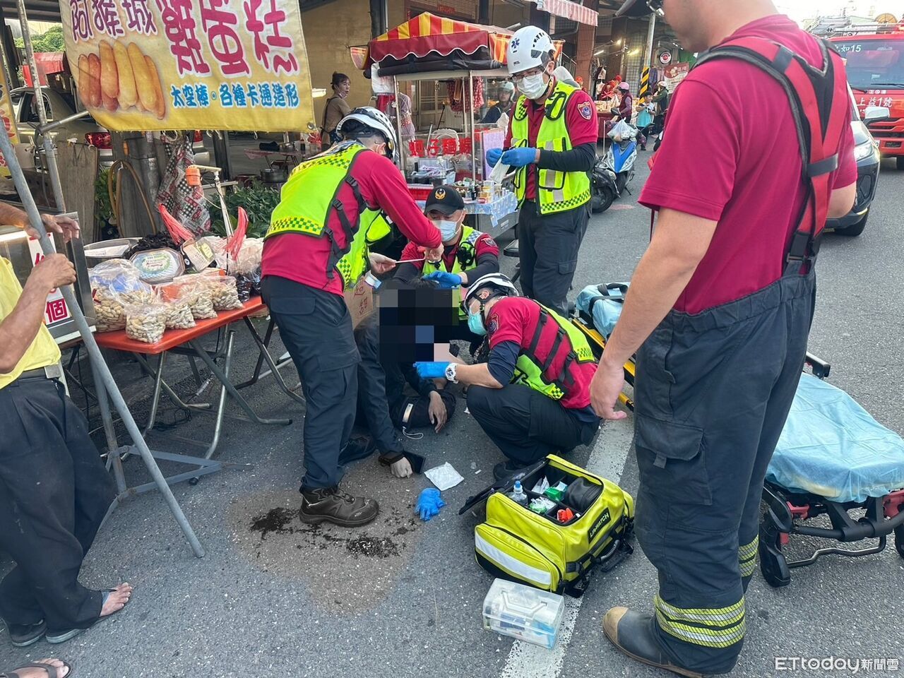 寵物蟒突暴走!他溜蛇遭勒脖「倒地濺血」 路人全嚇壞