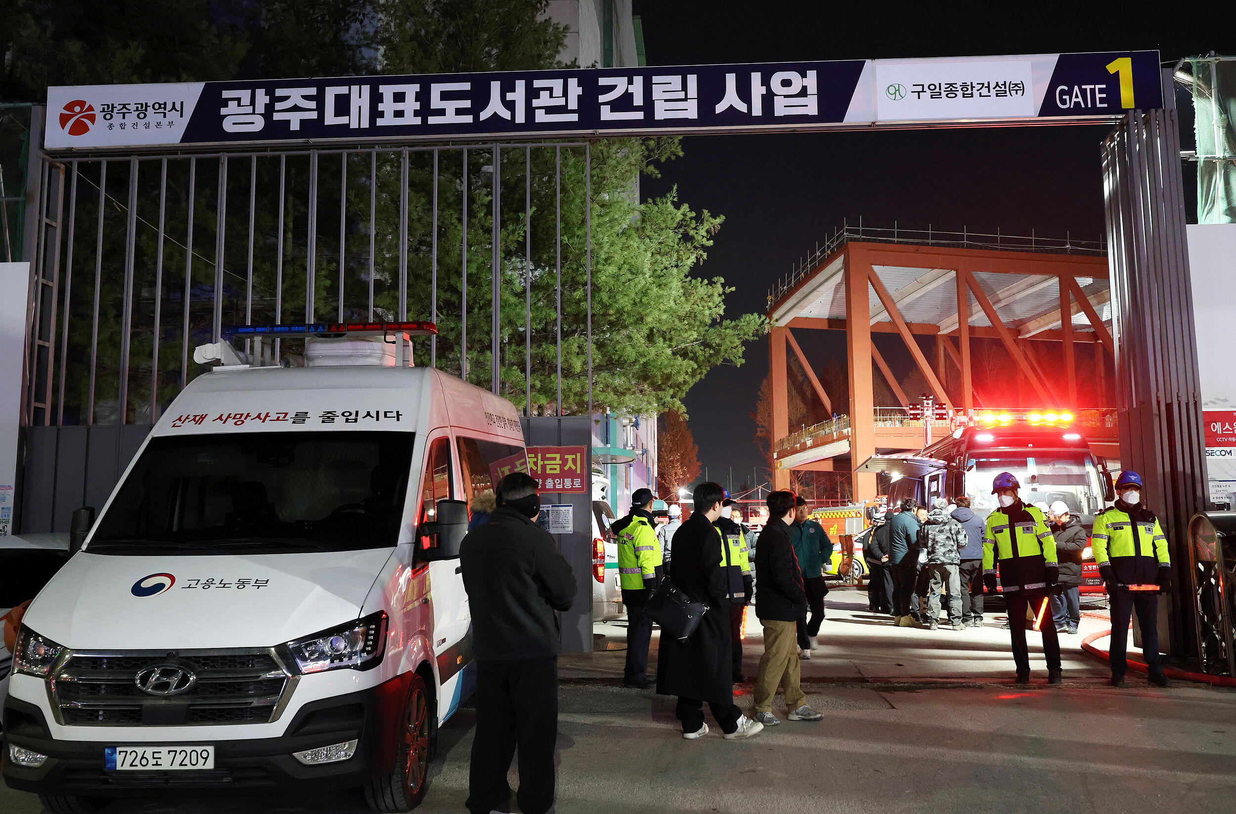 ▲▼南韓光州廣域市西區正在興建的「光州代表圖書館」11日下午鋼鐵結構崩塌，2人仍下落不明。（圖／VCG）