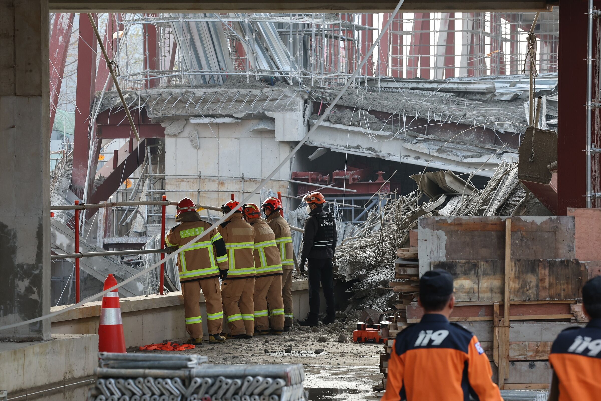 ▲▼南韓光州廣域市西區正在興建的「光州代表圖書館」11日下午鋼鐵結構崩塌，2人仍下落不明。（圖／VCG）