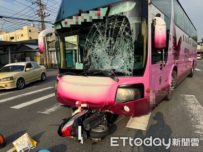 快訊／高雄遊覽車路口撞雙載機車　擋風玻璃碎了！阿公阿嬤倒地