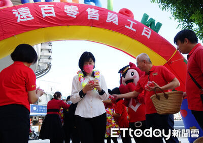 遠百嘉義表揚資深員工　打造溫馨有歸屬感職場