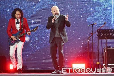 辛龍抱病演出滿頭汗 坦言夢劉真 「這事情都是聽女兒的」