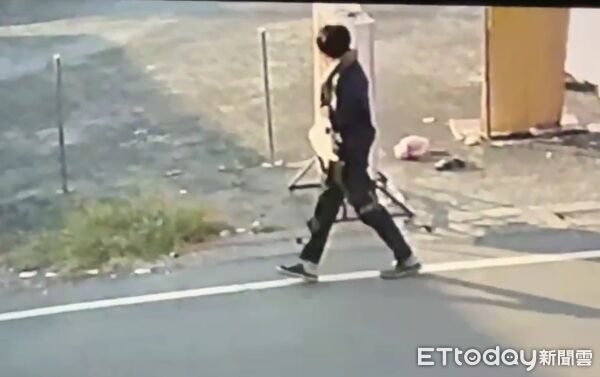 ▲林男將寵物蟒蛇掛在脖子上，不慎被蛇突然收緊、纏繞，倒地受傷。（圖／記者陳崑福翻攝）