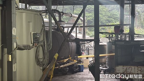 ▲▼將誠公司將廢油偷排入基隆河中，檢方在現場拉起封鎖線。（圖／記者郭世賢翻攝）