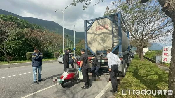 ▲▼無照婦人騎機車撞上停於路旁拖車，當場無呼吸心跳，送醫急救中。（圖／民眾提供，下同）