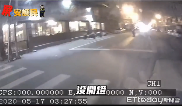 ▲屏東警方提醒用路人上路記得開燈。（圖／記者陳崑福翻攝）