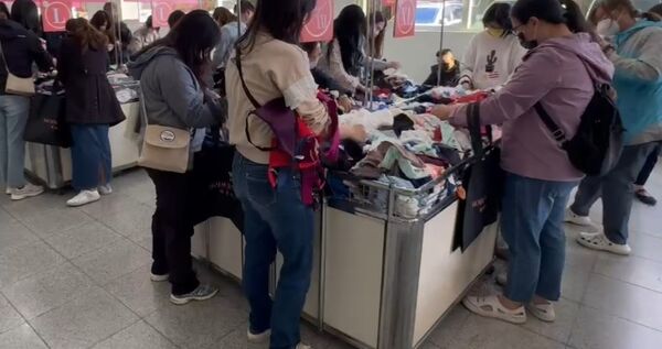 ▲知名品牌內衣業者廠慶推出保暖衣民眾瘋搶。（圖／記者唐詠絮翻攝）