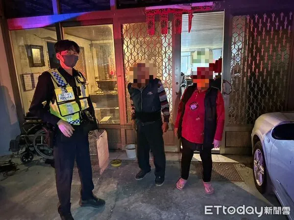 ▲屏東警分局員警護送羅姓阿北兩人平安返家。（圖／記者陳崑福翻攝）