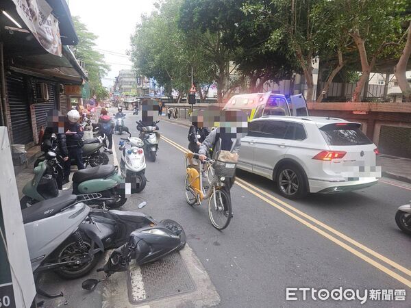 ▲新莊嚴重車禍，女騎士頭部重創一地血，送醫救治中。（圖／記者陸運陞翻攝，下同）