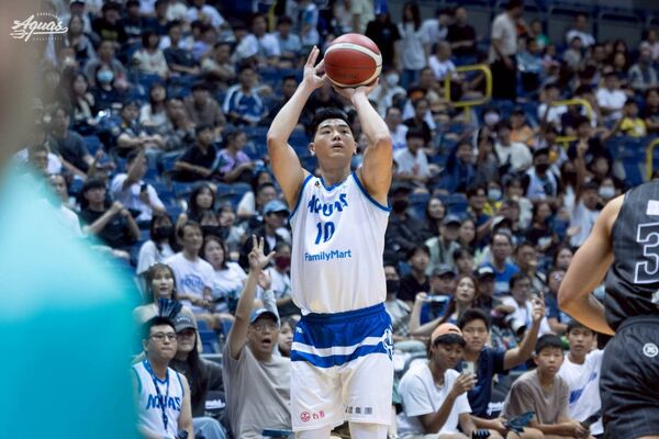 ▲高雄海神「全家都海神」主題周，小龍女現身應援力挺。（圖／海神提供）