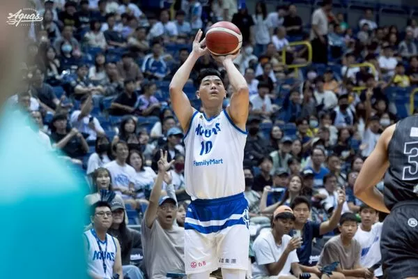 ▲高雄海神「全家都海神」主題周，小龍女現身應援力挺。（圖／海神提供）