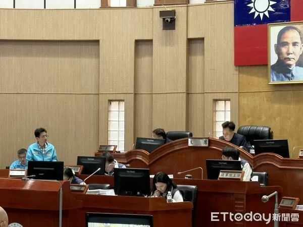 ▲金門縣議會洪允典議長對財政處處理縣產消極態度表示不滿。（圖／記者鄭逢時攝）