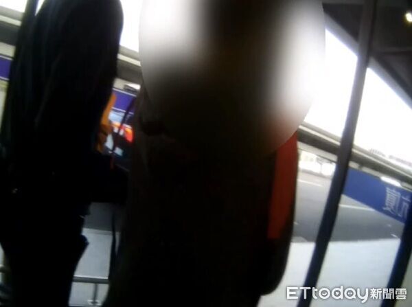 ▲桃園警方與友軍在詐騙車手曾男出境時將他逮捕，並移請偵辦。（圖／桃園警分局提供、下同）