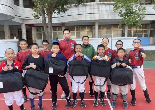 ▲  球芽基金與邁達特攜手捐贈二手電腦進偏鄉、共同推動少棒隊AI啟蒙教育          。（圖／球芽基金提供）