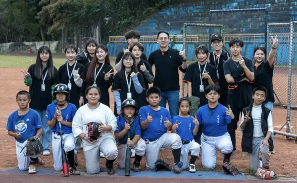 ▲  球芽基金與邁達特攜手捐贈二手電腦進偏鄉、共同推動少棒隊AI啟蒙教育          。（圖／球芽基金提供）