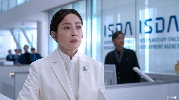 ▲《火星女王》宮澤理惠飾演ISDA日本分局長，負責「火星撤退計畫」。《火星女王》林廷憶飾演女主角，在火星成長的視障女孩，但為搭太空船接受嚴格訓練。。（圖／Hami Video提供）