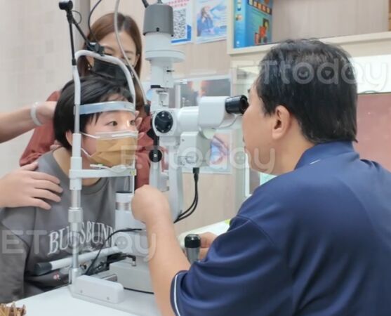 ▲▼女大生腦傷「眼球不受控」！醫助攻甩近視眼。（圖／楊志盛醫師提供）