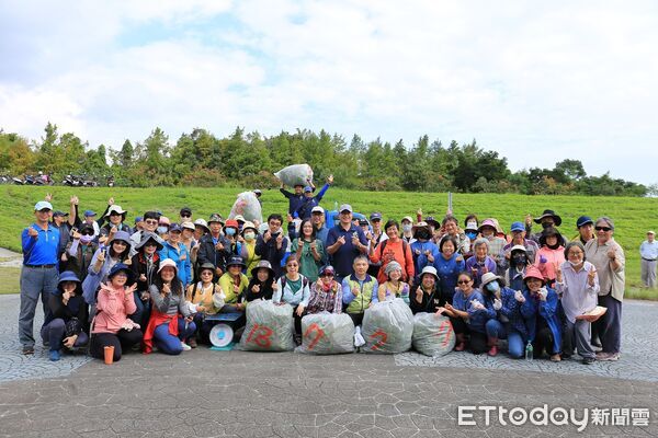 ▲百名民眾參與小花蔓澤蘭防治活動，共清除131公斤小花蔓澤蘭。（圖／農業部林業及自然保育署花蓮分署提供，下同）