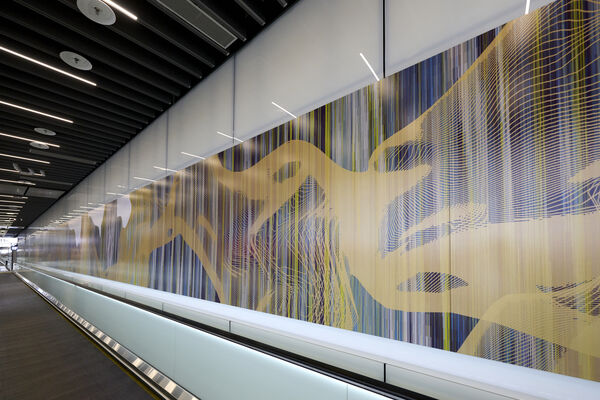 ▲▼桃園機場第3航廈北登機廊廳，由YEN TING CHO Studio打造《國境之門・島嶼寓言》藝術長廊，是台灣規模最長公共藝術之一。（圖／YEN TING CHO Studio）