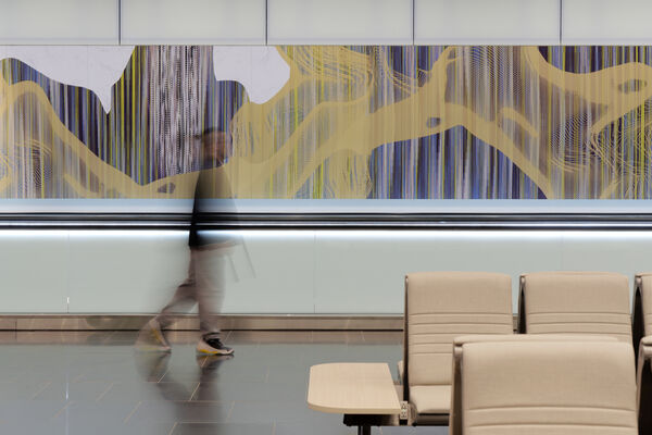 ▲▼桃園機場第3航廈北登機廊廳，由YEN TING CHO Studio打造《國境之門・島嶼寓言》藝術長廊，是台灣規模最長公共藝術之一。（圖／YEN TING CHO Studio）