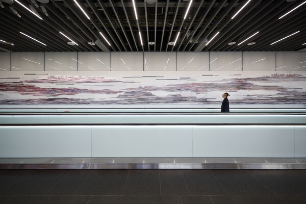 ▲▼桃園機場第3航廈北登機廊廳，由YEN TING CHO Studio打造《國境之門・島嶼寓言》藝術長廊，是台灣規模最長公共藝術之一。（圖／YEN TING CHO Studio）