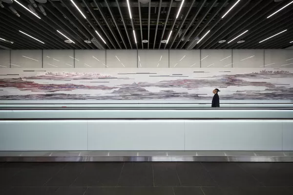 ▲▼桃園機場第3航廈北登機廊廳，由YEN TING CHO Studio打造《國境之門・島嶼寓言》藝術長廊，是台灣規模最長公共藝術之一。（圖／YEN TING CHO Studio）