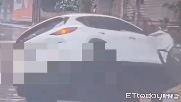 ▲▼他喝到凌晨才休息，中午想出門買早餐，卻自撞電線桿翻車。（圖／記者邱中岳翻攝）