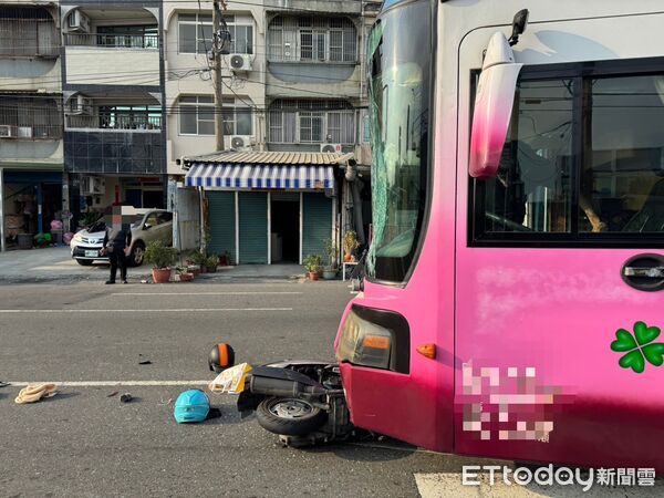 ▲▼高雄市大寮區鳳屏一路、民貴街口遊覽車撞雙在機車。（圖／記者吳世龍翻攝）