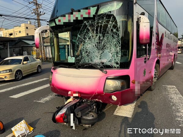 ▲▼高雄市大寮區鳳屏一路、民貴街口遊覽車撞雙在機車。（圖／記者吳世龍翻攝）