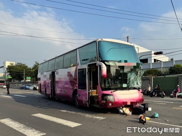▲▼高雄市大寮區鳳屏一路、民貴街口遊覽車撞雙在機車。（圖／記者吳世龍翻攝）