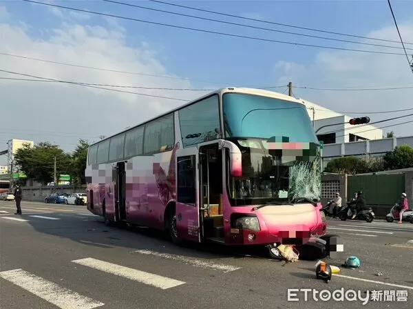 ▲▼高雄市大寮區鳳屏一路、民貴街口遊覽車撞雙在機車。（圖／記者吳世龍翻攝）