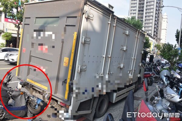 ▲貨車違停路邊，張員騎車撞上車尾。（圖／記者許宥孺翻攝）
