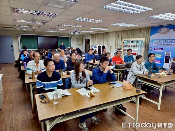 ▲台南市消防局辦理丙、丁種安全衛生業務主管訓練，外勤幹部全程投入課程。（記者林東良翻攝，下同）