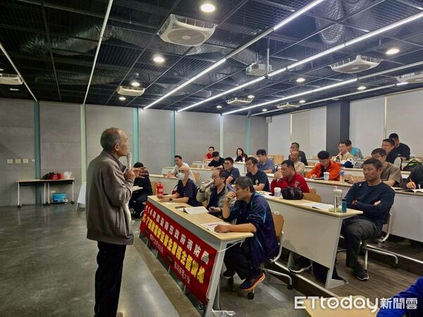 ▲台南市消防局辦理丙、丁種安全衛生業務主管訓練，外勤幹部全程投入課程。（記者林東良翻攝，下同）