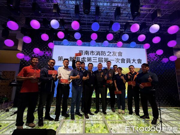 ▲ 消防之友會於會員大會中頒發慰問金，感謝第一大隊在烏樹林火警期間的辛勞付出。（記者林東良翻攝，下同）