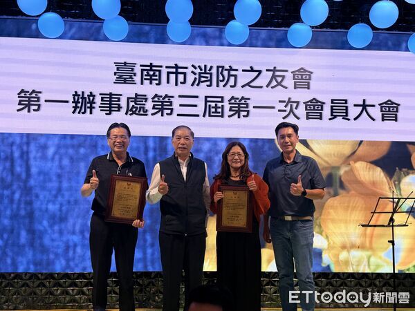 ▲ 消防之友會於會員大會中頒發慰問金，感謝第一大隊在烏樹林火警期間的辛勞付出。（記者林東良翻攝，下同）