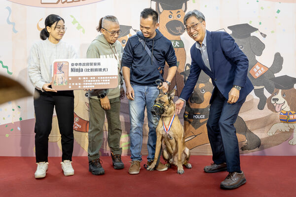 ▲▼         農業部表揚退役執勤犬　公私協力打造退役犬幸福照護     。（圖／農業部）