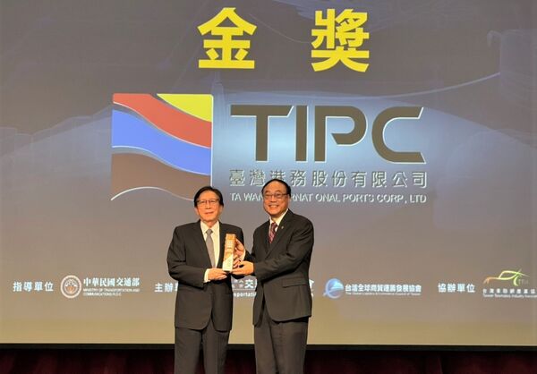 ▲港務公司榮獲2025「第二屆ESG交通運輸永續獎」金獎，由劉兆玄前行政院長(左)頒獎，港務公司周永暉董事長(右)受獎。（圖／港務公司提供）