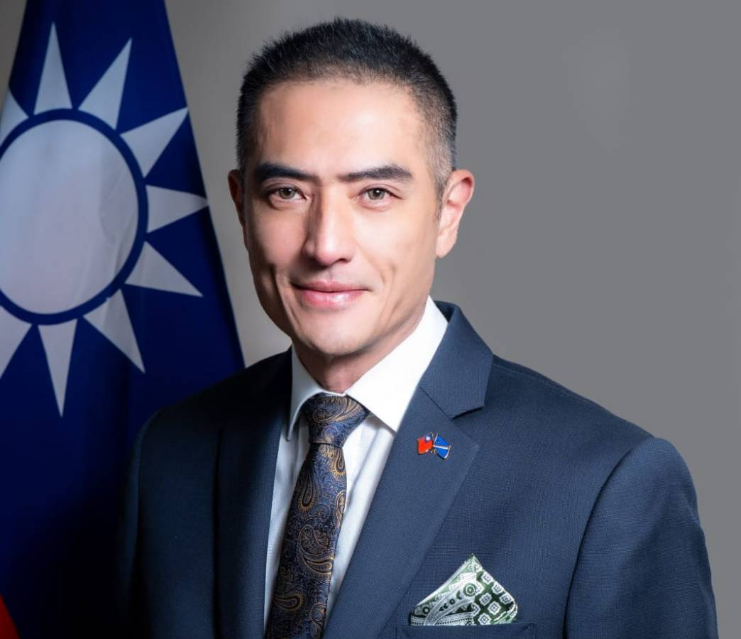 超帥外交官！駐馬紹爾新大使徐蔚民曝光　網驚「帥到以為是AI」