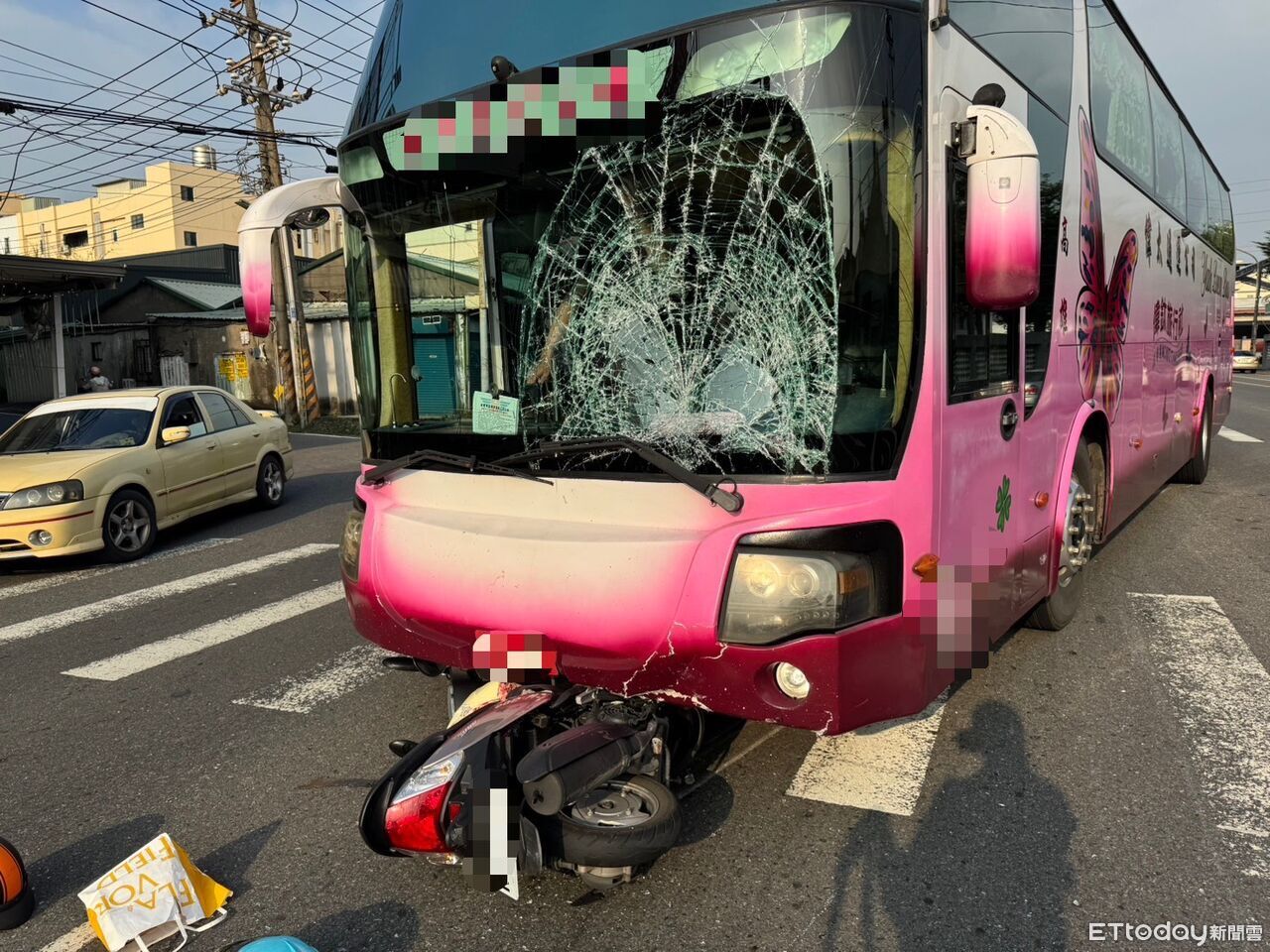快訊/高雄遊覽車路口撞雙載機車 擋風玻璃碎了!阿公阿嬤倒地