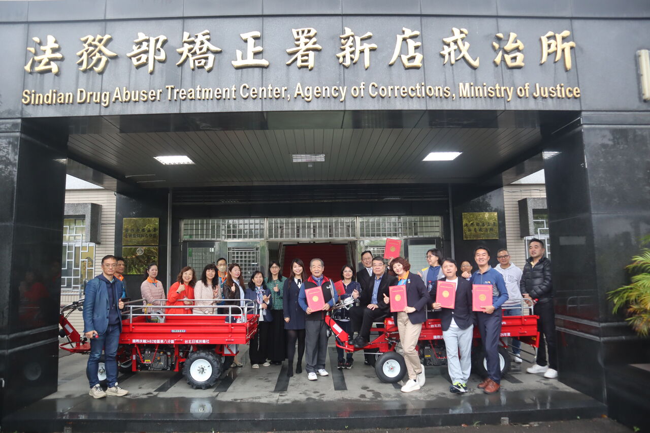 爬坡載貨更實用!扶輪社贈新店戒治所2輛鐵牛車 特教打擊樂團助陣