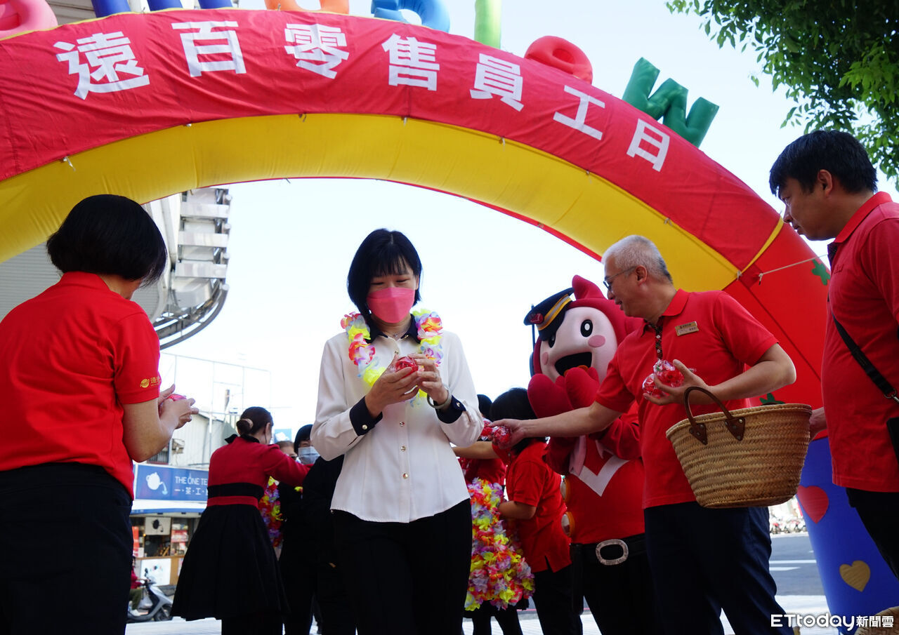 遠百嘉義表揚資深員工 打造溫馨有歸屬感職場