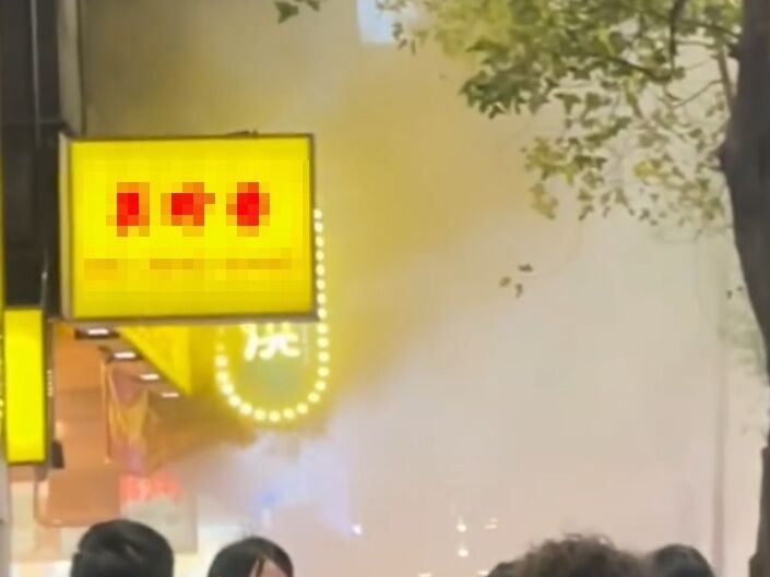 ▲▼忠孝東路名店「焦糖楓」突冒煙！警消衝到場。（圖／網友eating_egg提供，請勿隨意翻拍，以免侵權。）